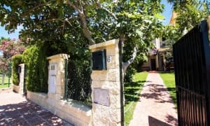 En venta adosado frontal a pocos metros del mar en