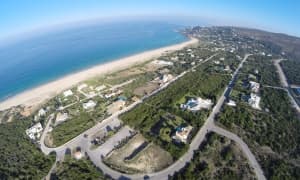 En venta parcela de unos 2.700 m2 en la playa del 