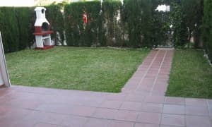 Se vende cómodo apartamento con jardín privado en 