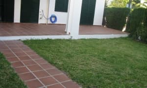 Se vende cómodo apartamento con jardín privado en 