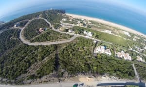 En venta parcela de en Atlanterra, junto a la play