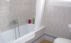 Acogedor apartamento en venta  bajo con jardín de 