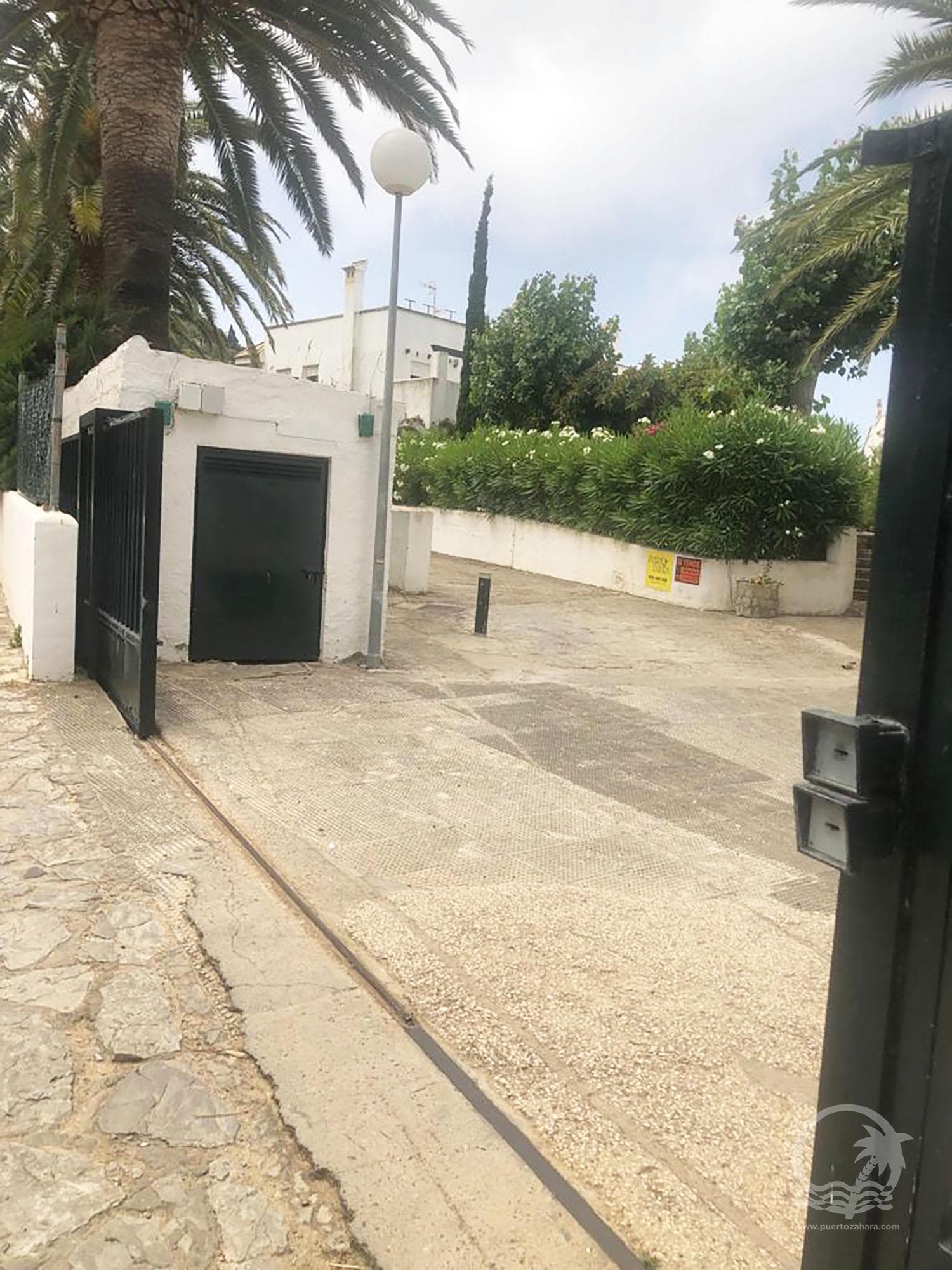 En venta plazas de garaje en la urbanización Atlanterra Pueblo. - Imagen de la propiedad