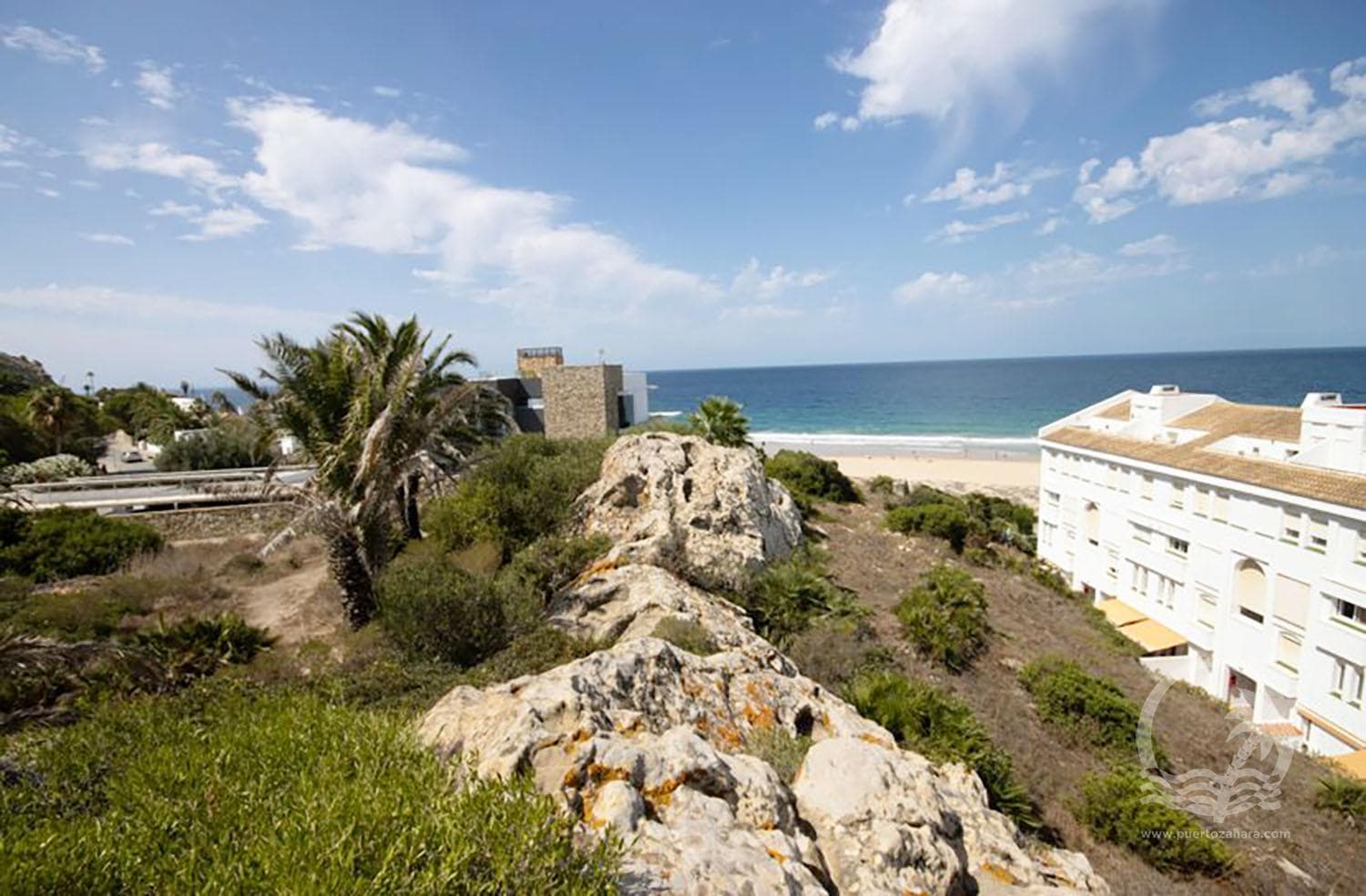 Se vende parcela en primera linea de playa en la exclusiva zona de Atlanterra. - Imagen de la propiedad