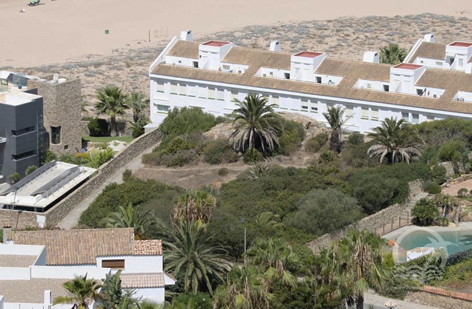 Se vende parcela en primera linea de playa en la exclusiva zona de Atlanterra. - Imagen de la propiedad