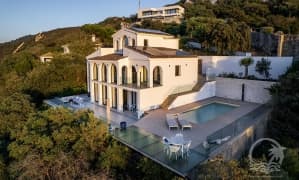 En vende villa en zona exclusiva de  Atlanterra.