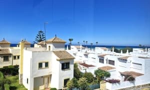 En venta apartamento frontal Almadraba Playa.