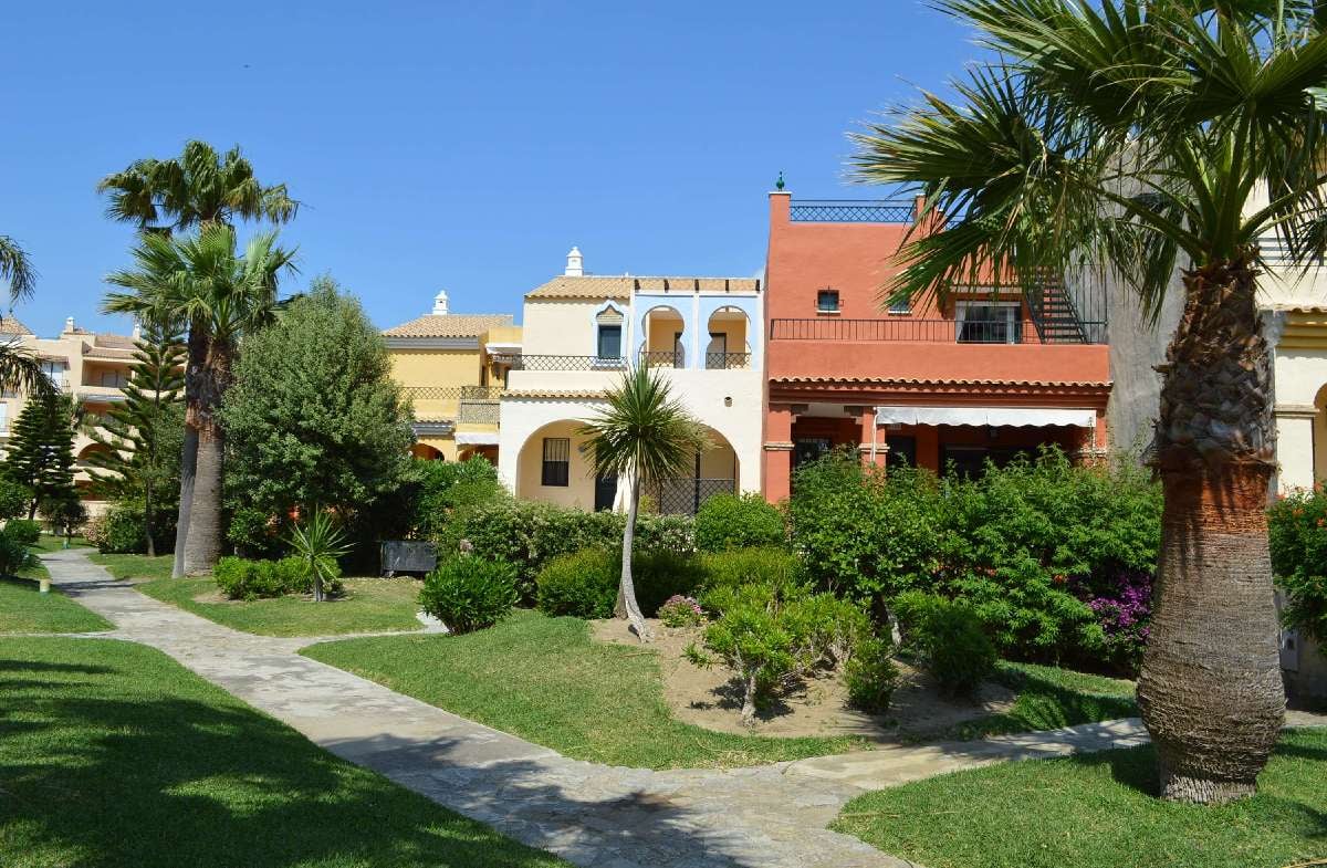 Adosado de 3 dormitorios, 2 baños y 1 aseo en la urbanización Jardines de Zahara en Atlanterra - Fotografía inmueble