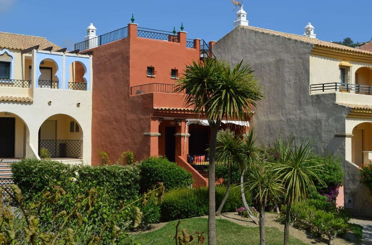 Adosado de 3 dormitorios, 2 baños y 1 aseo en la urbanización Jardines de Zahara en Atlanterra - Fotografía inmueble