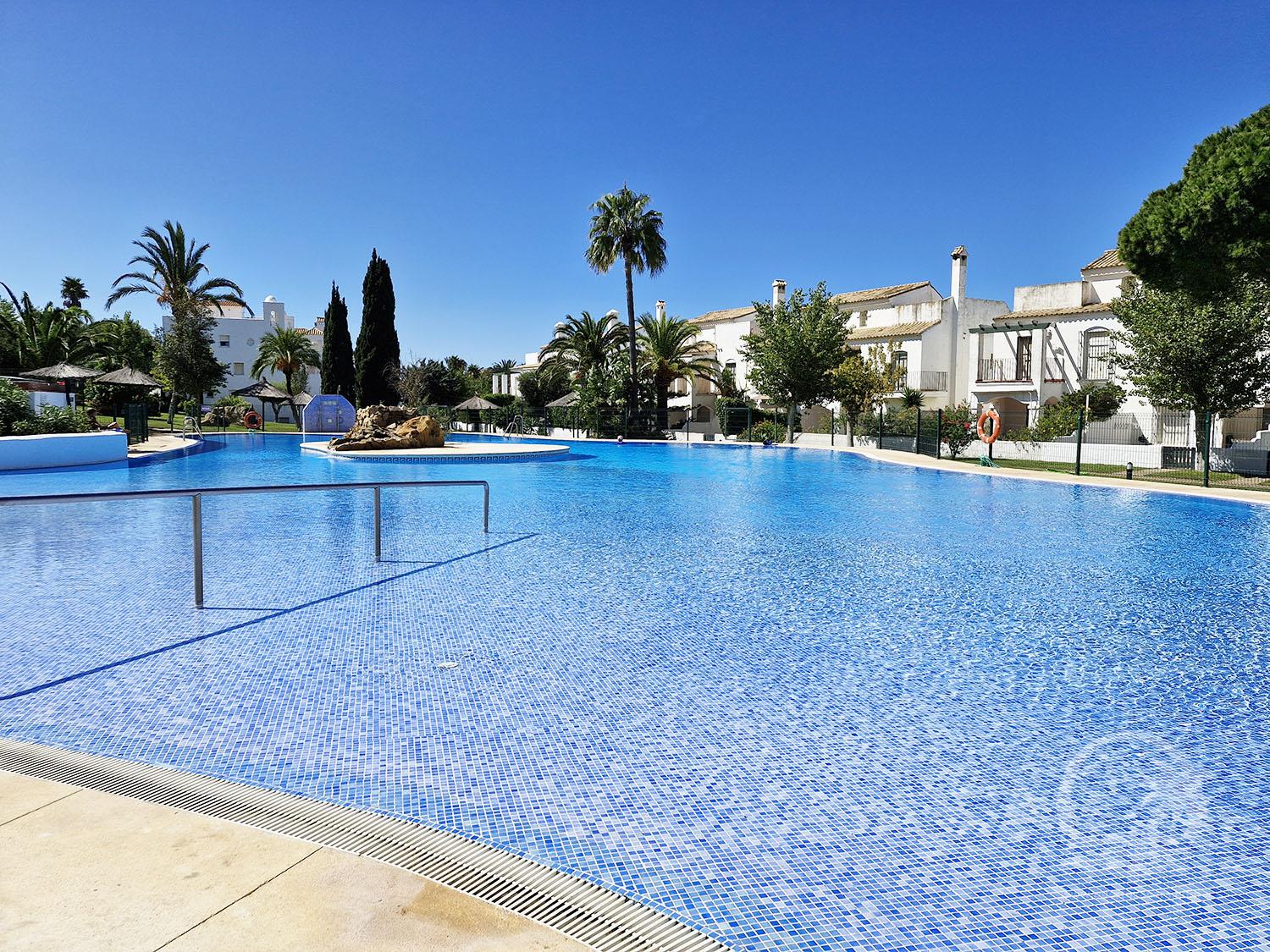 En venta apartamento de dos dormitorios en la urbanización Atlanterra pueblo - Imagen de la propiedad