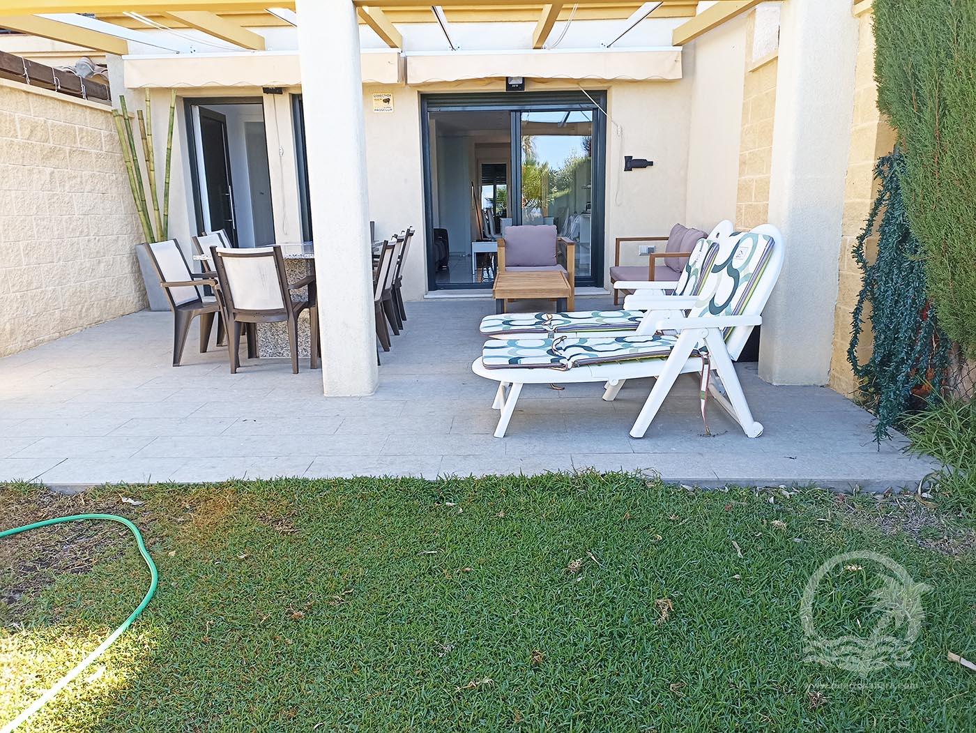 Chalet adosado de 3 dormitorios y 3 baños en la urbanización Almadraba Playa en Atlanterra - Fotografía inmueble