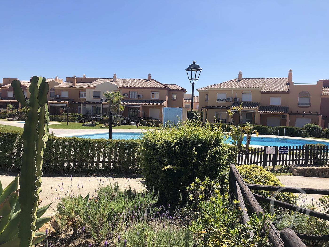 Vivienda dúplex de 2 dormitorios, 1 baño y 1 aseo en la urbanización Jarales Golf en Atlanterra - Fotografía inmueble