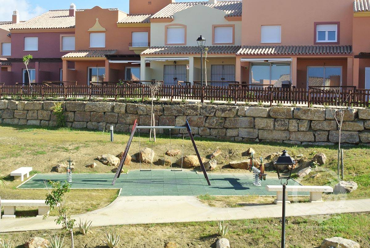 Casa adosada con 2 dormitorios, 1 baño y 1 aseo en la urbanización Jarales Golf en Atlanterra - Fotografía inmueble