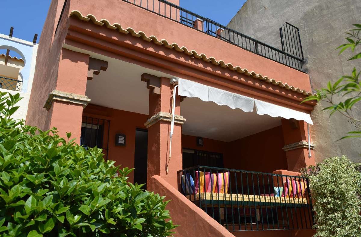 Adosado de 3 dormitorios, 2 baños y 1 aseo en la urbanización Jardines de Zahara en Atlanterra - Fotografía inmueble